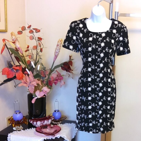 VTG David Brooks Women’s Short Sleeve Black White Floral Embroidery Midi Dress M - Picture 7 of 9